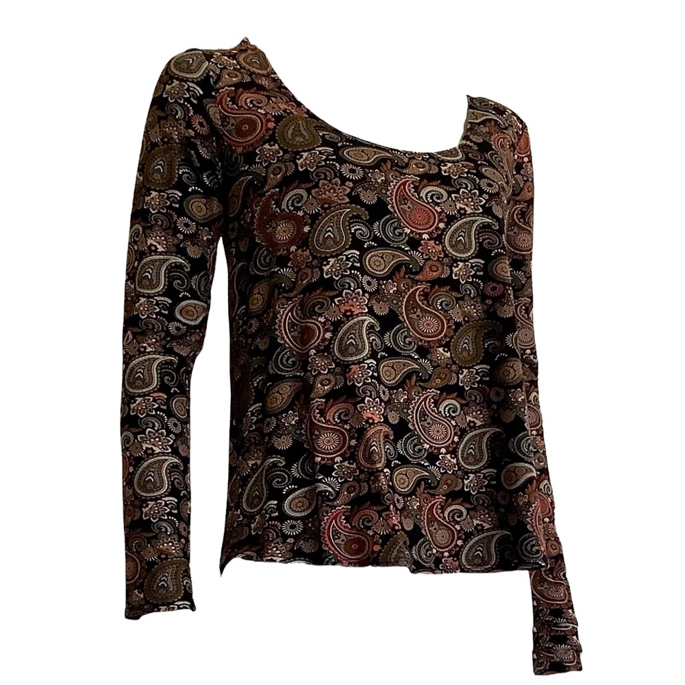 Long sleeve scoop neck basic top.